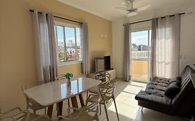 Itaguá - 1 quadra da praia, 2 quartos, 2 banheiros, acomoda 5 pessoas